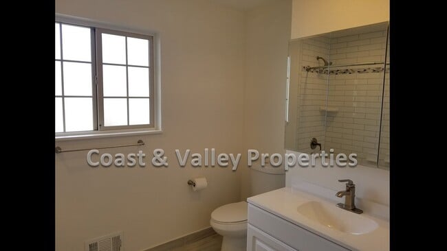 Building Photo - Lovely South Salinas Home!