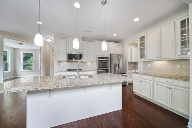 Building Photo - Gorgeous 4 Bed 3.5 Bath Home with Basement...