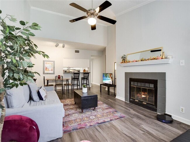 Building Photo - 807 W 25th St