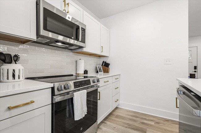 Building Photo - 643 W 8th Ave