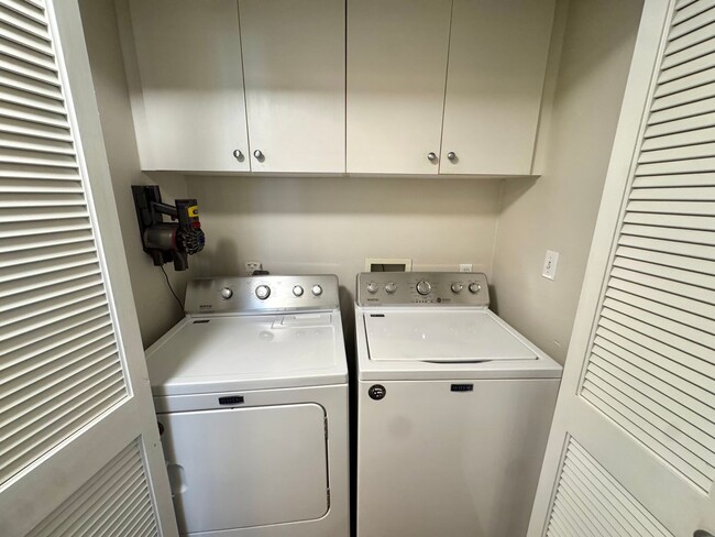 Building Photo - Gorgeous 3 Bed, 2 Bath Unit with Ocean Views