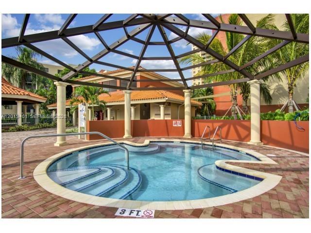 Building Photo - 9601 Fontainebleau Blvd