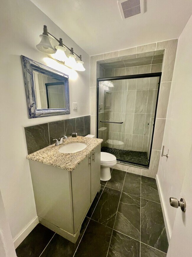 Building Photo - Introducing a charming 3 bedroom, 1 bathroom house located in the heart of Charlotte, NC.