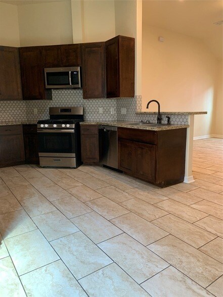 Building Photo - 14914 Darbydale Dr