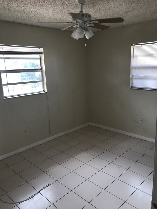 Building Photo - Large 3-2 house in Oakland Park