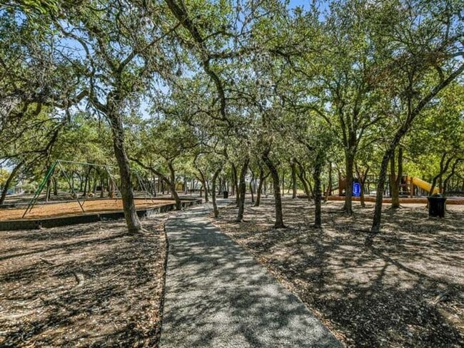 Building Photo - Enchanting 4 Bedroom home located in Plum Creek!