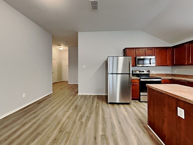 Building Photo - Charming 3-Bed, 2-Bath Home in Dallas with Garage Parking