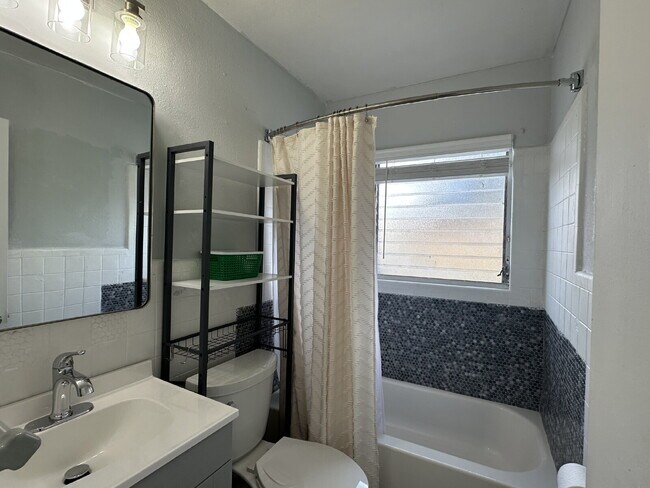 Building Photo - "Charming 1-Bedroom in Port Charlotte's Tranquil Setting"