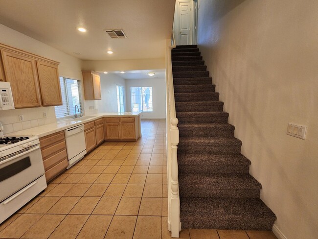 Building Photo - Nice 3 bedroom 2.5 bath home in a gated co...