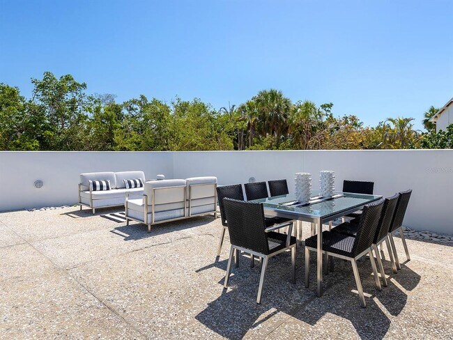 Building Photo - 7647 Sanderling Rd