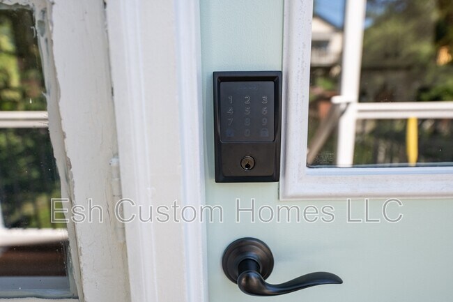 Building Photo - 419 W Orange St