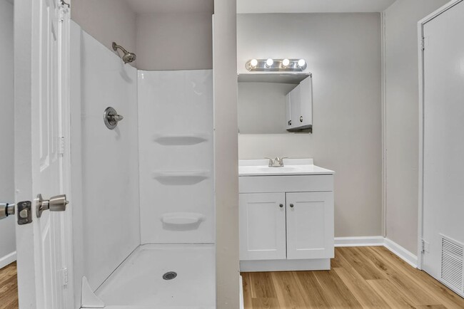 Building Photo - Renovated 4BR Home – Modern Finishes, Off-Street Parking