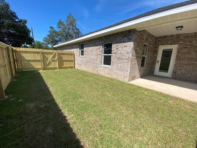Building Photo - Spacious 3 Bedroom Home in Mary Esther!