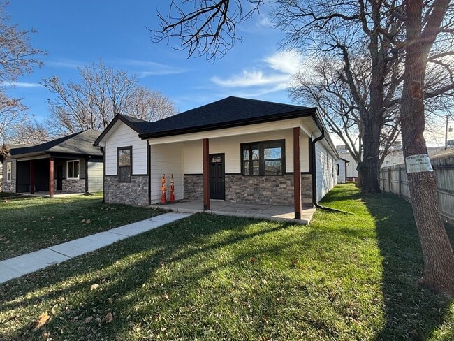 Building Photo - Stunning New Build in Central Manhattan! Available NOW!