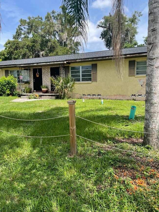 Building Photo - 1/2 Duplex Near Downtown Deland and Stetso...