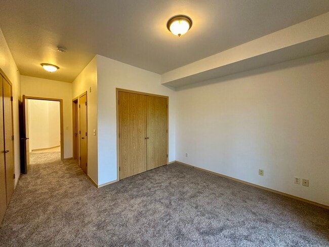 Building Photo - Spacious Condo near WCC - 500 Darby Dr. #315