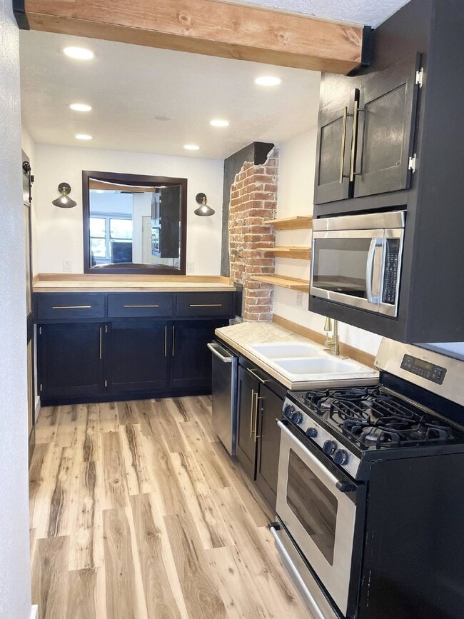 Building Photo - 111 16th Ave S