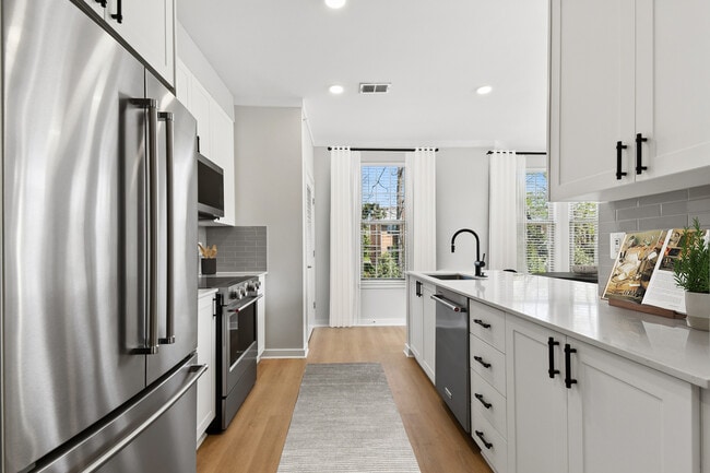 Building Photo - Avalon Falls Church