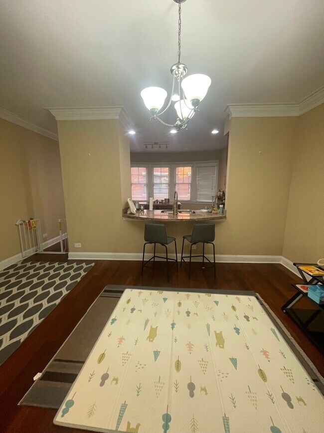 Building Photo - 4331 W Peterson Ave