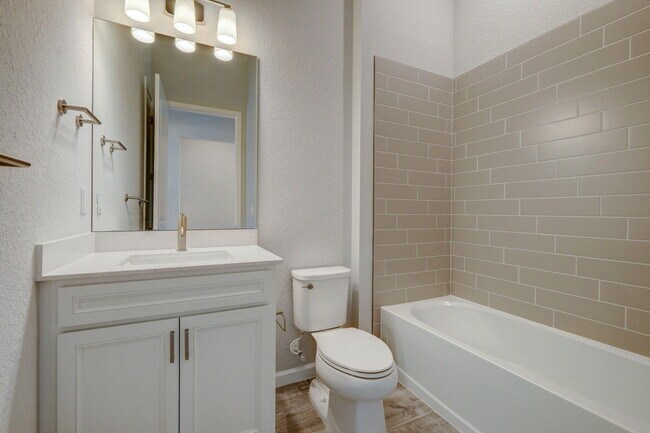 Building Photo - 837 SE Courances Dr