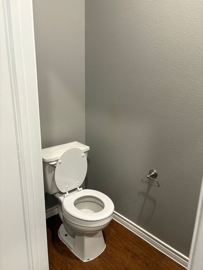 Building Photo - Newly Renovated Town-home