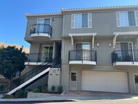 Building Photo - Beautiful 3 bed 2.5 bath townhouse is San ...