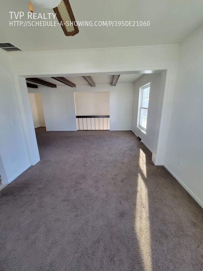 Building Photo - 2bdr Townhouse Central Air