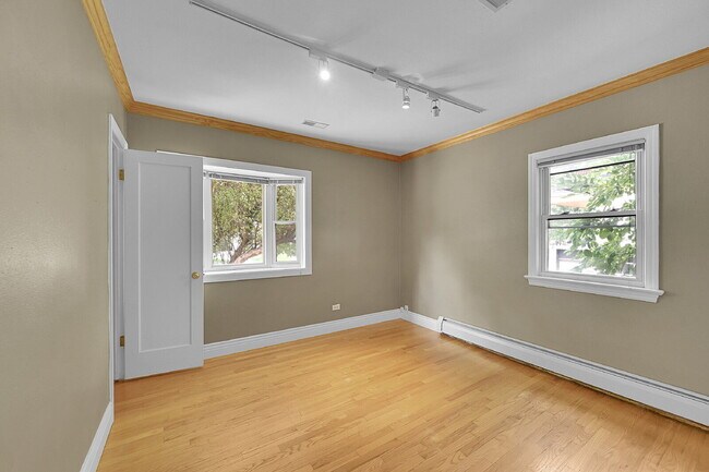 Building Photo - $3,195, 3-bed, 3-bath located in Denver wi...