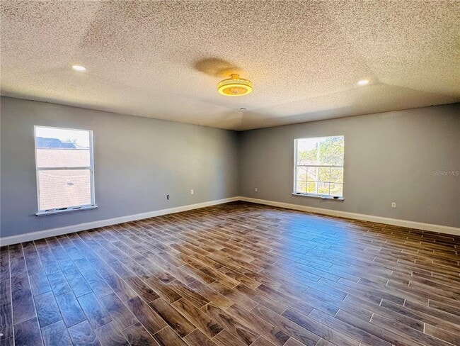 Building Photo - 2050 Corner Glen Dr