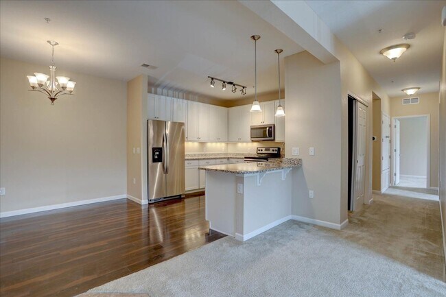 Building Photo - 2nd Floor, 2 bed, 2bath, Community Pool!