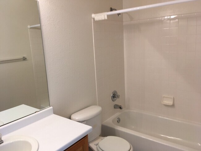 Building Photo - Modern Waneka Lake 4 Bedroom, 3 Bath Prett...
