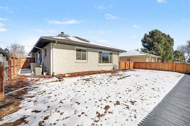 Building Photo - Spacious 3BD/2BA Home in Denver, CO- Available August 1st!