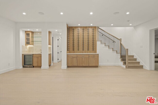 Building Photo - 306 S Anita Ave
