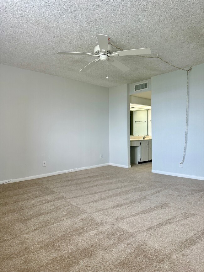 Building Photo - 2617 Cove Cay Dr