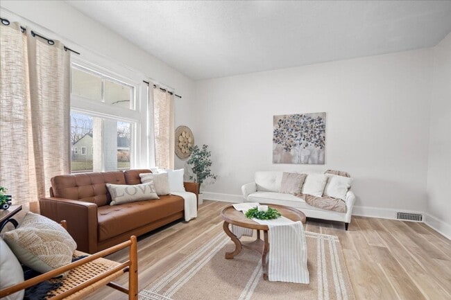 Building Photo - Spacious 4 Bedroom, 2 Bath Home with Detached 2-Car Garage!