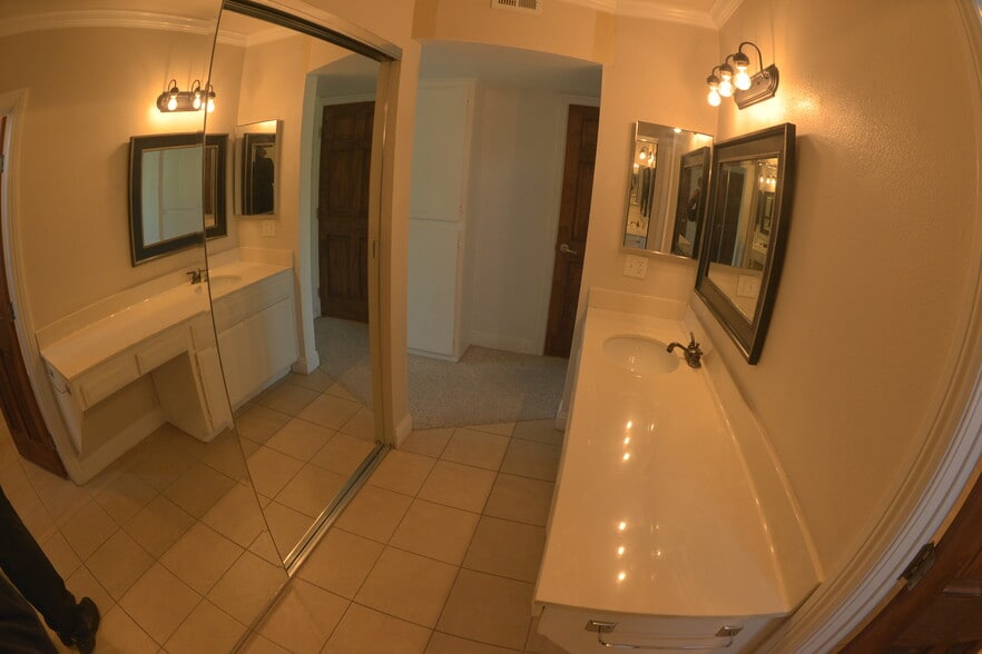 Ensuite Bath, with seating area and lots of sink space for hair and makeup sessions. - 4705 Kester Ave