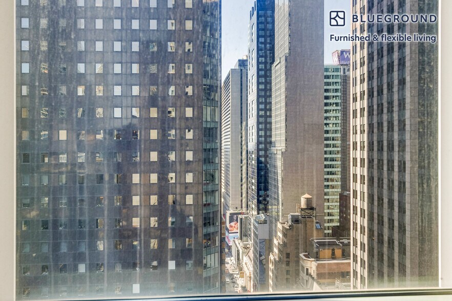 Building Photo - 70 W 45th St