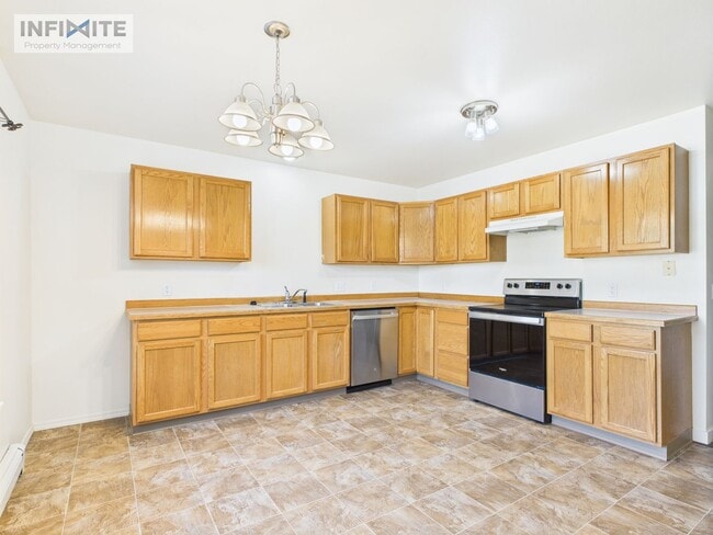 Building Photo - Great Three Bedroom Condo in Belgrade!