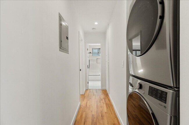 Building Photo - 652 Hayworth Ave