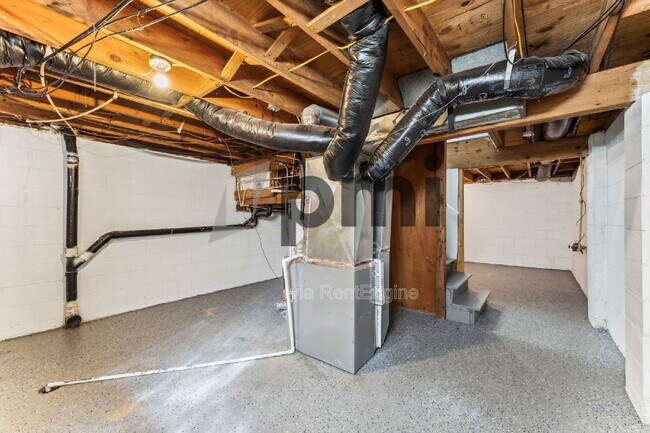 Building Photo - 4056 Carlton Ave