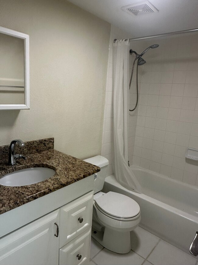 Building Photo - 4621 Bayshore Dr