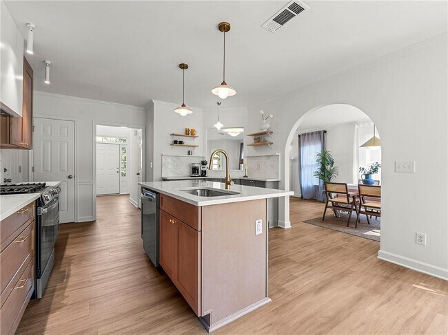 Building Photo - 1414 Justin Dr