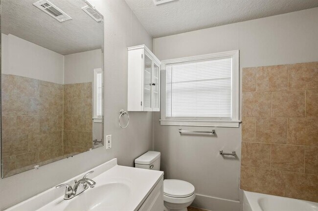 Building Photo - 5511 Shamrock St