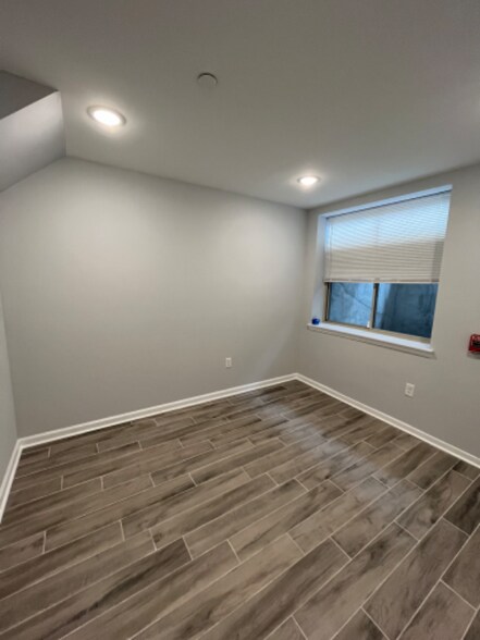 Building Photo - 4107 W Girard Ave