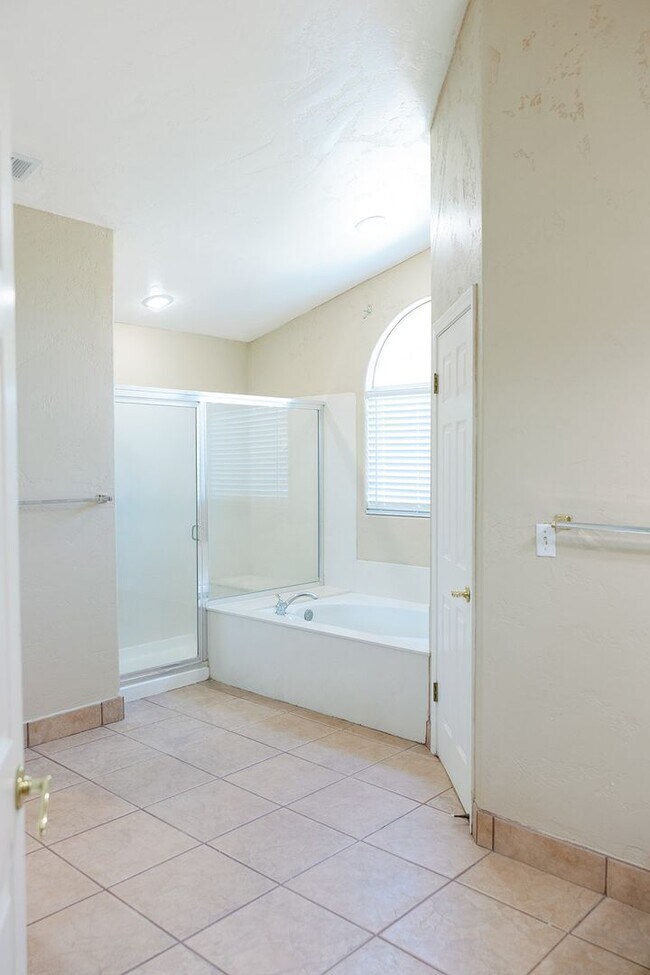 Building Photo - Available Now! Move-In Ready