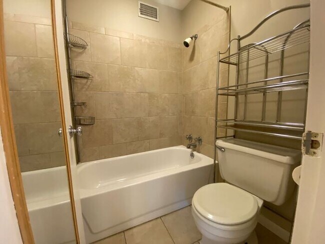 Building Photo - Beautiful 2 Bedroom / 2 Bath Apartment in Green Hills Under $2000!