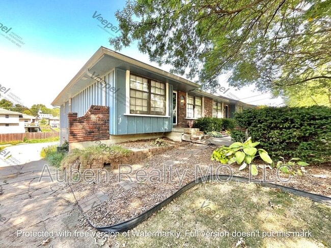 Building Photo - 1711 SW Skyline Dr