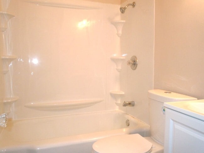 Building Photo - Two Bedroom Home with Utility Room off Kitchen and a Garage!!