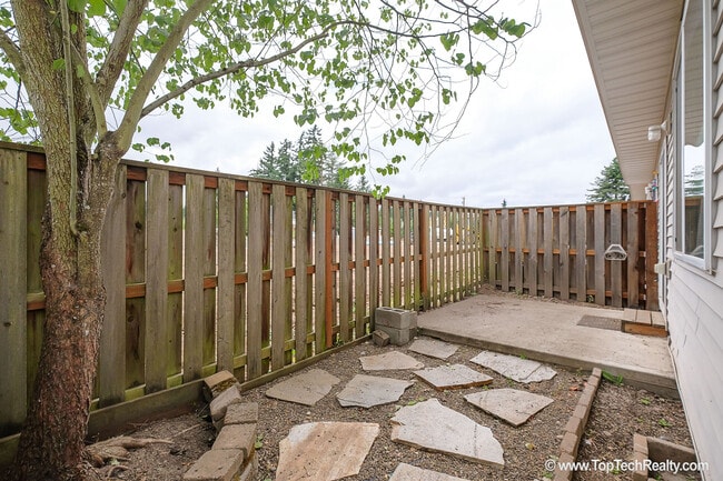 Building Photo - 6554 NE Forest Ln