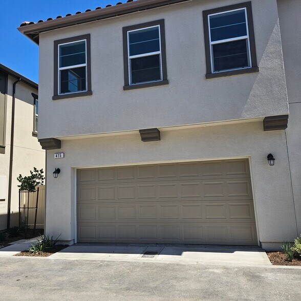 Two car garage - 415 Willow Run Ln